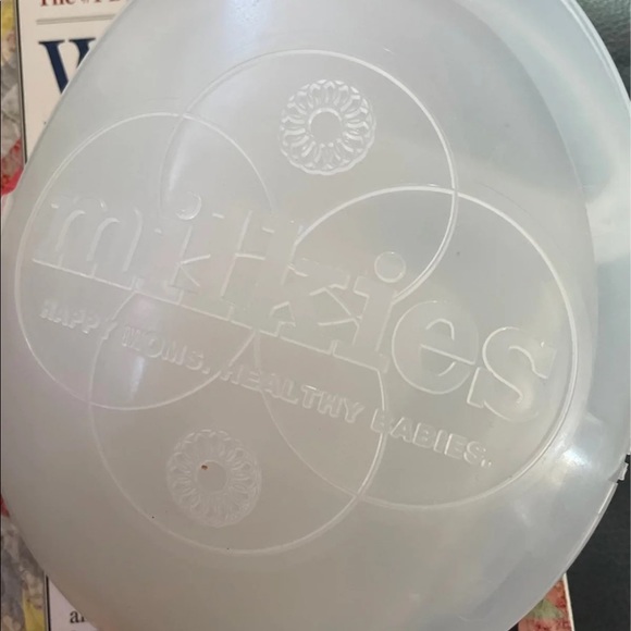 Breastfeeding gear and book - Picture 7 of 8